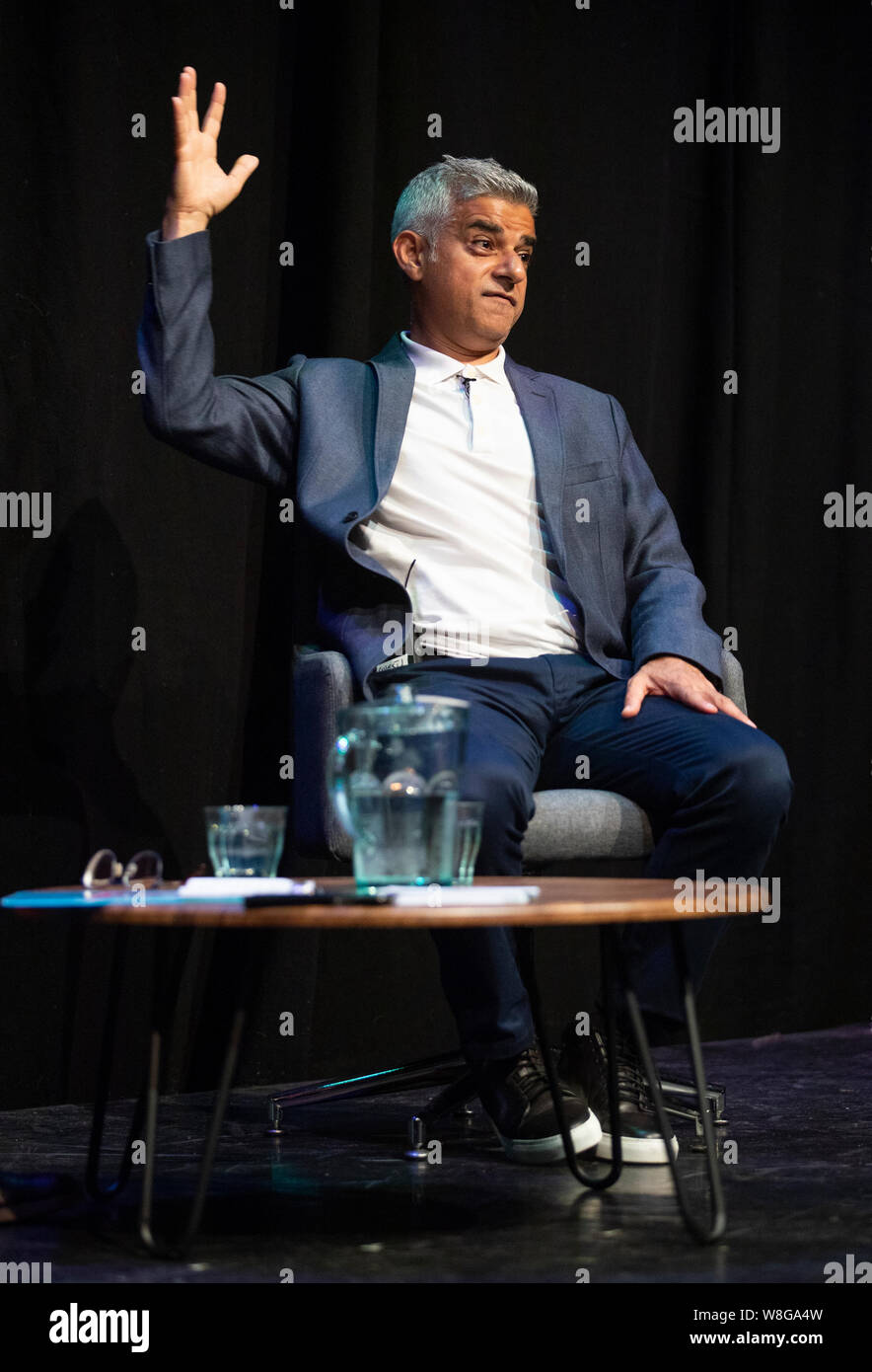 Bürgermeister von London Sadiq Khan von Iain Dale an der vergoldeten Ballon Teviot, Edinburgh interviewt, während des Edinburgh Fringe Festival. Stockfoto