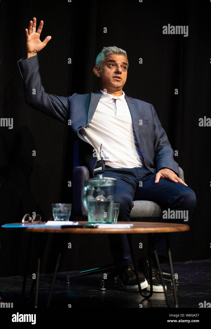 Bürgermeister von London Sadiq Khan von Iain Dale an der vergoldeten Ballon Teviot, Edinburgh interviewt, während des Edinburgh Fringe Festival. Stockfoto