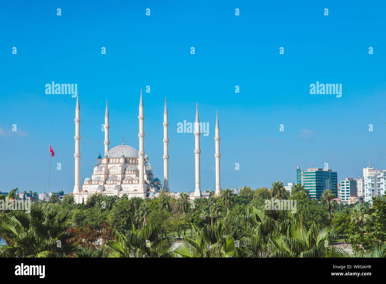 Sabanci Zentralmoschee in Adana Stadt der Türkei mit Seyhan Fluss und Bäume. Moschee, Seyhan Fluss und Bäume in Adana Stadt im sonnigen Tag mit blauen reinigen Stockfoto