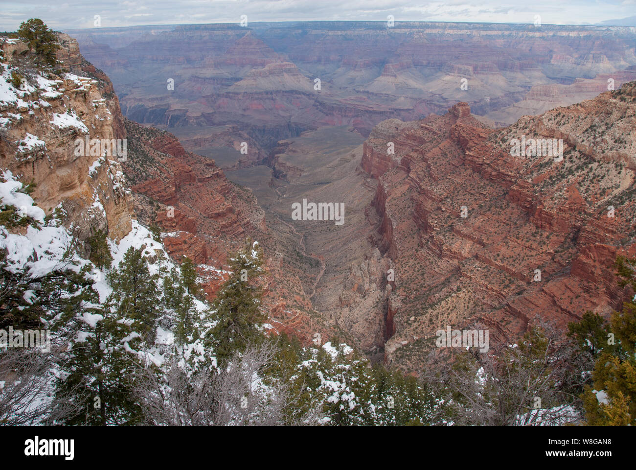 Winter in den Grand Canyon, wenn der Schnee ist gefallen und zeigt die in der tiefe Schönheit eines der sieben Wunder der Welt. Stockfoto