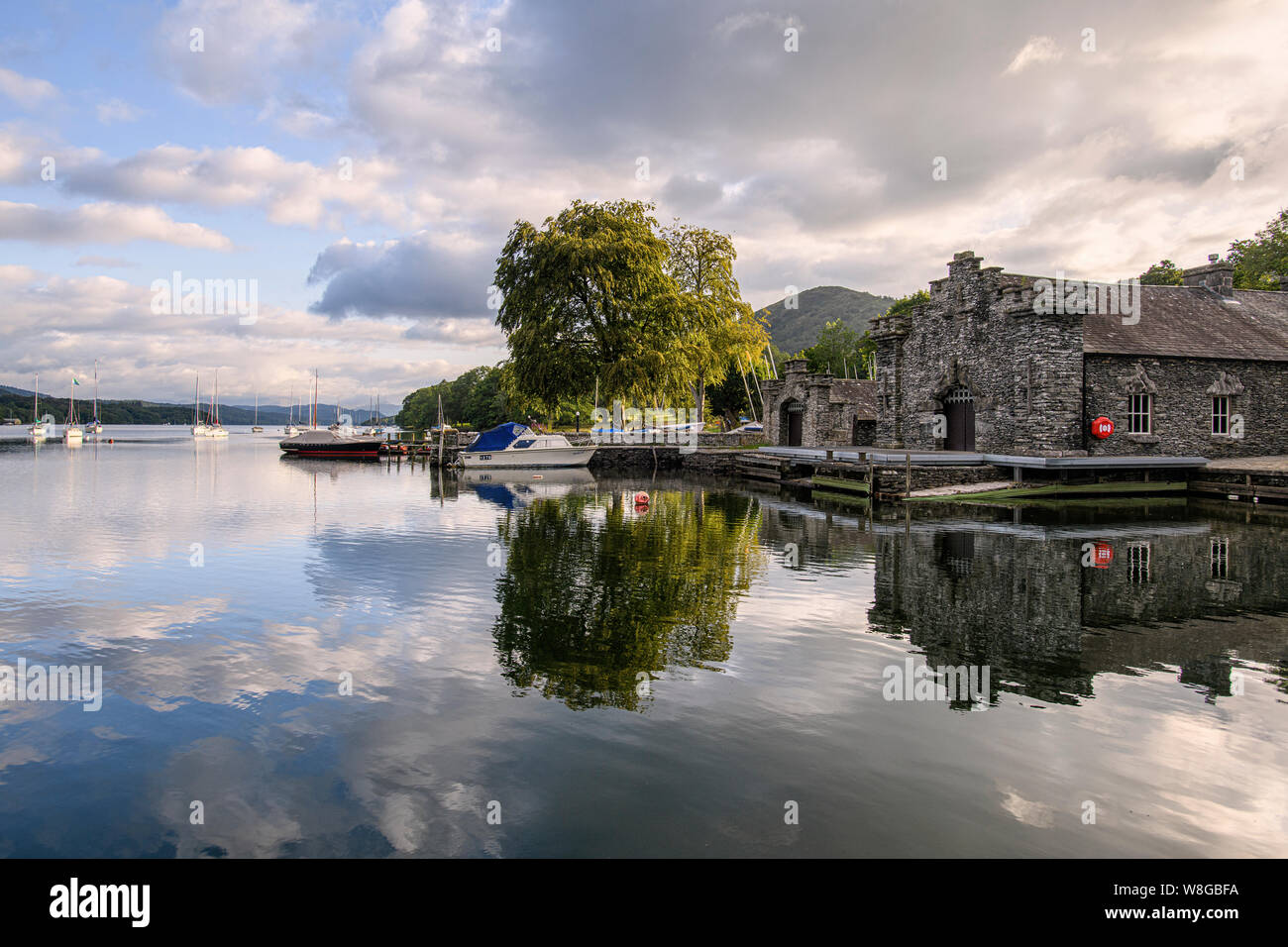Die bootshäuser an der Nation Vertrauen fiel Fuß auf Windermere früh am Morgen im Sommer Stockfoto