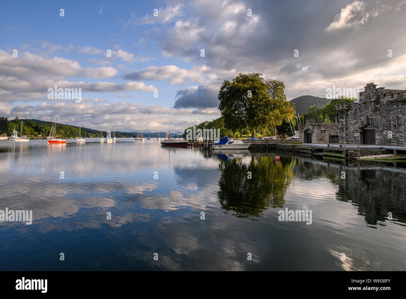 Die bootshäuser an der Nation Vertrauen fiel Fuß auf Windermere früh am Morgen im Sommer Stockfoto