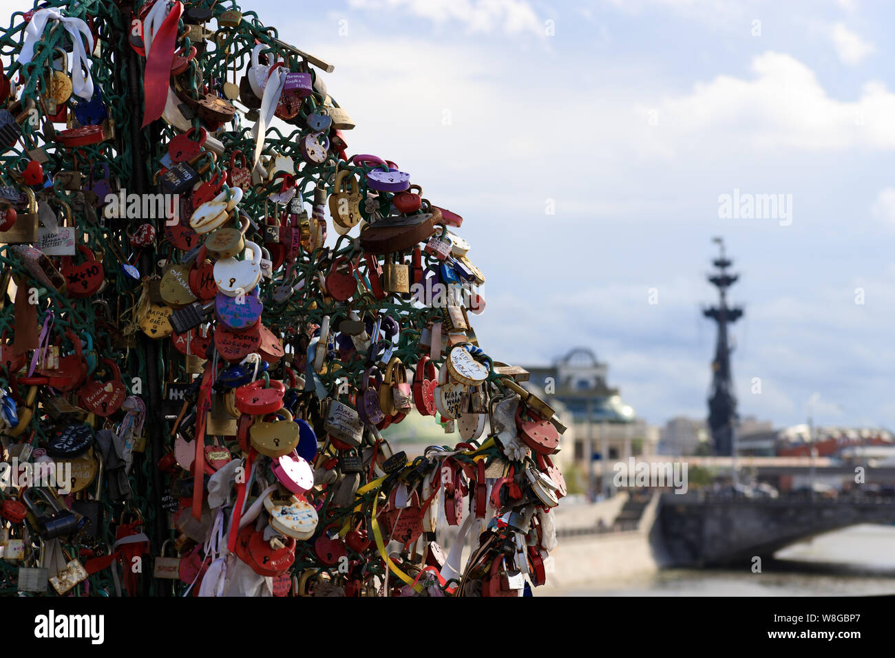 Moskau, Russland - August 06, 2019: Bunte Hochzeit Vorhängeschlösser auf einem Baum auf Luzhkov Brücke in Moskau. Stockfoto