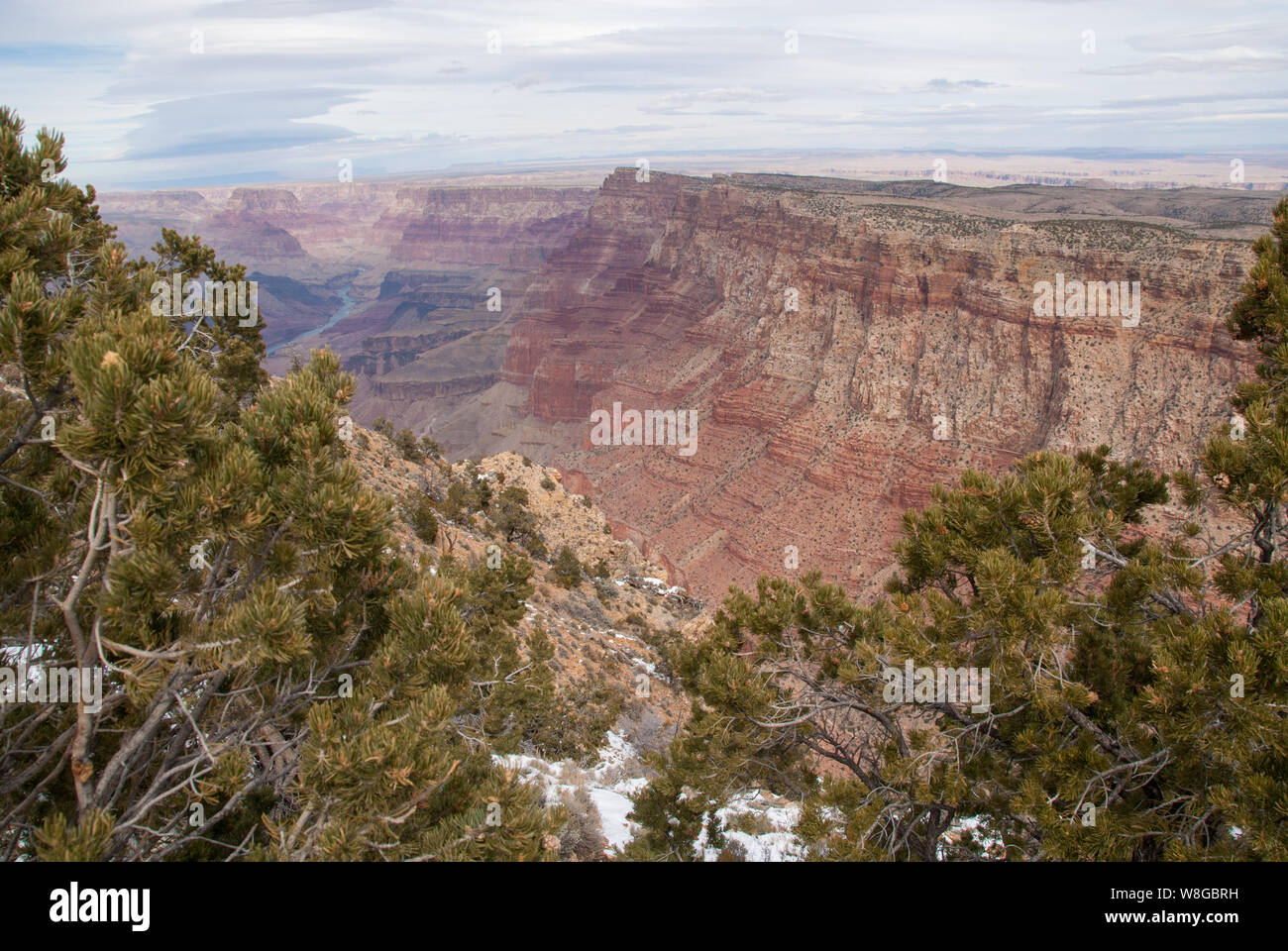 Winter in den Grand Canyon, wenn der Schnee ist gefallen und zeigt die in der tiefe Schönheit eines der sieben Wunder der Welt. Stockfoto