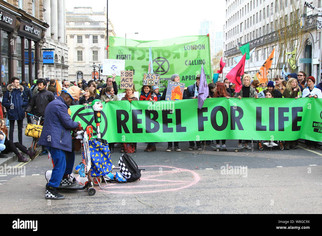 Aussterben REBELLION PROTEST BRINGT VIEL VON LONDON zu einem Stillstand. Straßensperrungen WIE DARGESTELLT IN DIESEM BILD BEI WATERLOO BRIDGE DURCH EINE KLEINE ANZAHL VON MENSCHEN HALTEN EIN REBELL FÜR DAS LEBEN. Die TAKTIK VON DER SENSIBILISIERUNG DER MENSCHEN VERURSACHTEN KLIMAWANDEL. Stockfoto