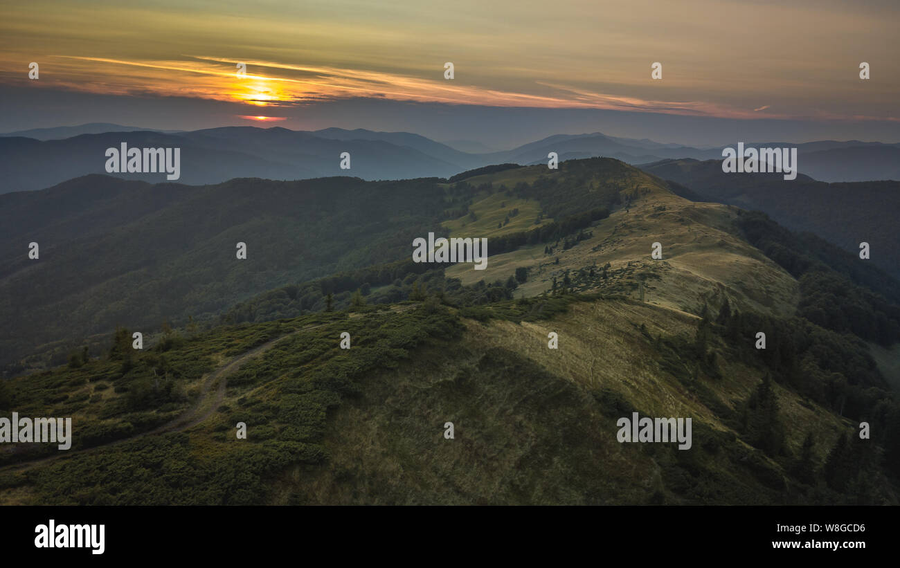 Kamm des Svidovec in der Ukraine während des Sonnenuntergangs. Luftaufnahme der Karpaten im Sommer, in der Ukraine. Mit Mavic pro erfasst Stockfoto