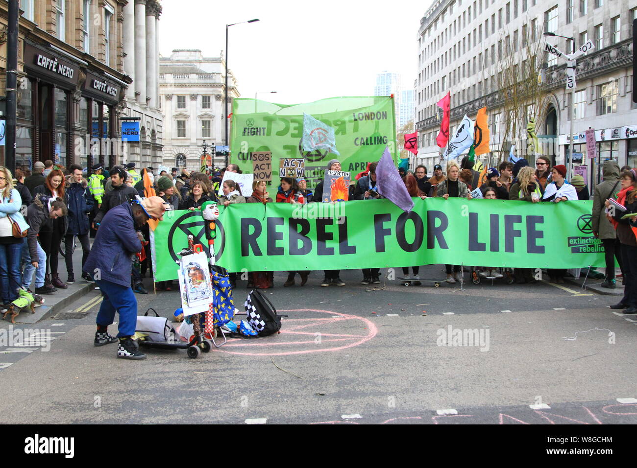 Aussterben REBELLION PROTEST BRINGT VIEL VON LONDON zu einem Stillstand. Straßensperrungen WIE DARGESTELLT IN DIESEM BILD BEI WATERLOO BRIDGE DURCH EINE KLEINE ANZAHL VON MENSCHEN HALTEN EIN REBELL FÜR DAS LEBEN. Die TAKTIK VON DER SENSIBILISIERUNG DER MENSCHEN VERURSACHTEN KLIMAWANDEL. Stockfoto