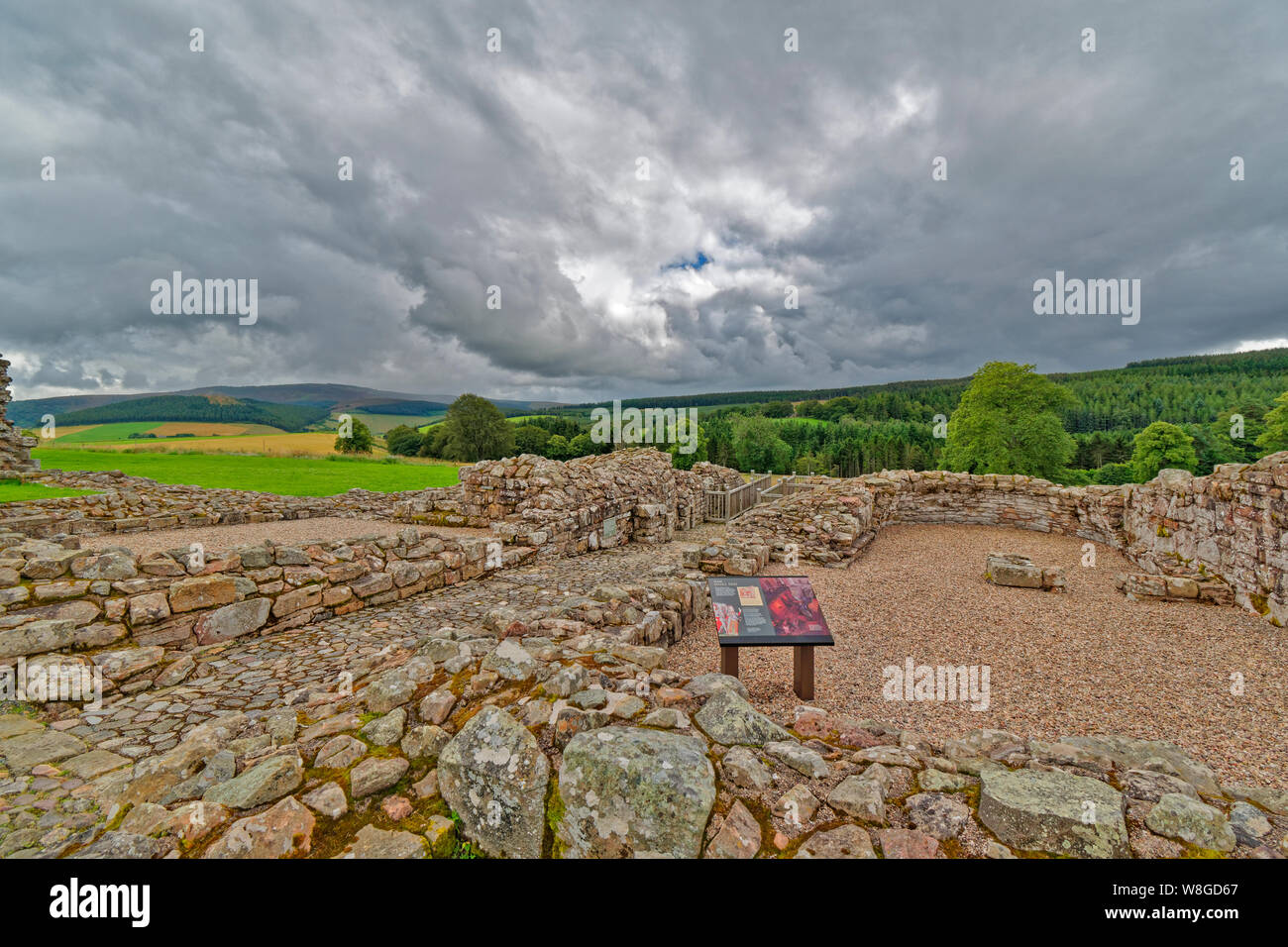 KILDRUMMY CASTLE ABERDEENSHIRE Schottland mit Blick über die Felder und Hügel in der Ferne von der PFÖRTNERLOGE BEREICH Stockfoto