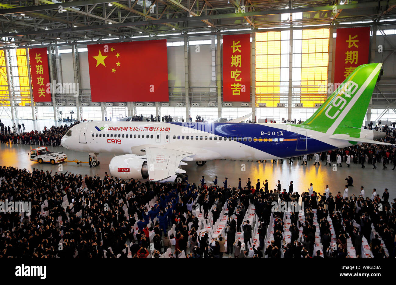 Chinas erste hausgemachte große Passenger Jet C919 wird aus einem Hangar während einer offline-Zeremonie an das Endmontagewerk von COMAC (Comme gezogen Stockfoto