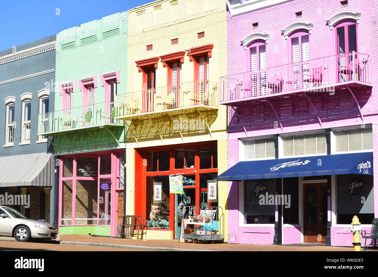 Die Innenstadt von Yazoo City Mississippi verfügt über viele Gebäude in Pastellfarben gestrichen Stockfoto