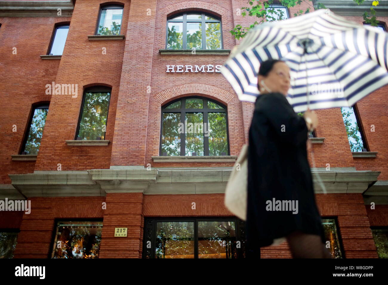 ---- Einen Fußgänger an der Maison Hermes in Shanghai, China, 25. September 2014. Hermes International SA, die Französischen luxus Firma, sagte, auf Stockfoto