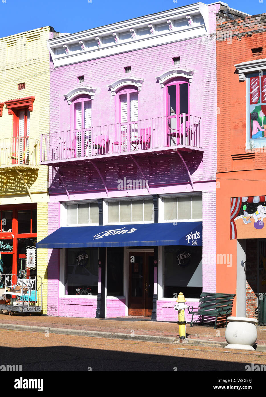 Einen leichten violetten Gebäude (Tom's Cafe) in der Innenstadt von Yazoo City Mississippi - April 2019 Stockfoto