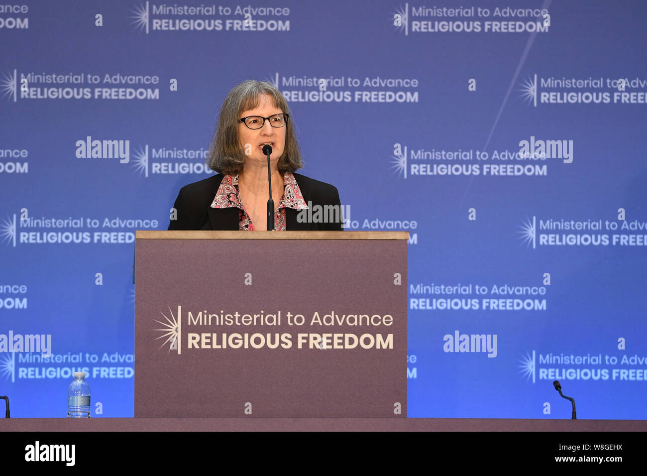 Jamie Powell, Frau von Pastor Cao "John" Sangiang, liefert Erläuterungen auf der Ministerkonferenz, die religiöse Freiheit des US-Außenministeriums, in Stockfoto