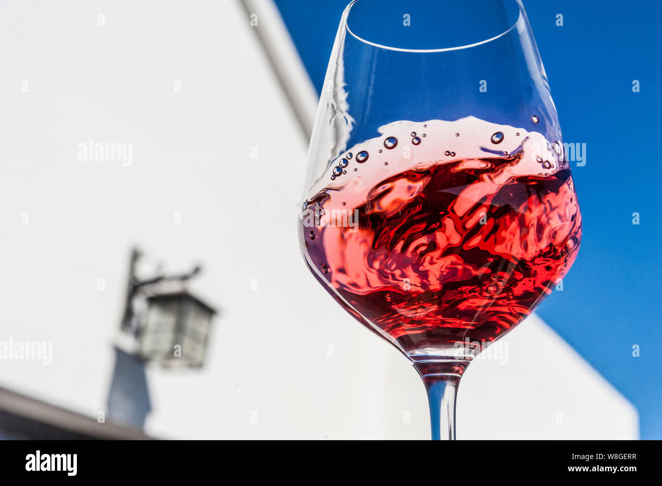 ROSÉ-/ROTWEIN-VERKOSTUNG IM FREIEN EIN GLAS feinen leichten Roséweins im Freien unter freiem Himmel genießen und ein Glas Wein unter freiem Himmel genießen Stockfoto