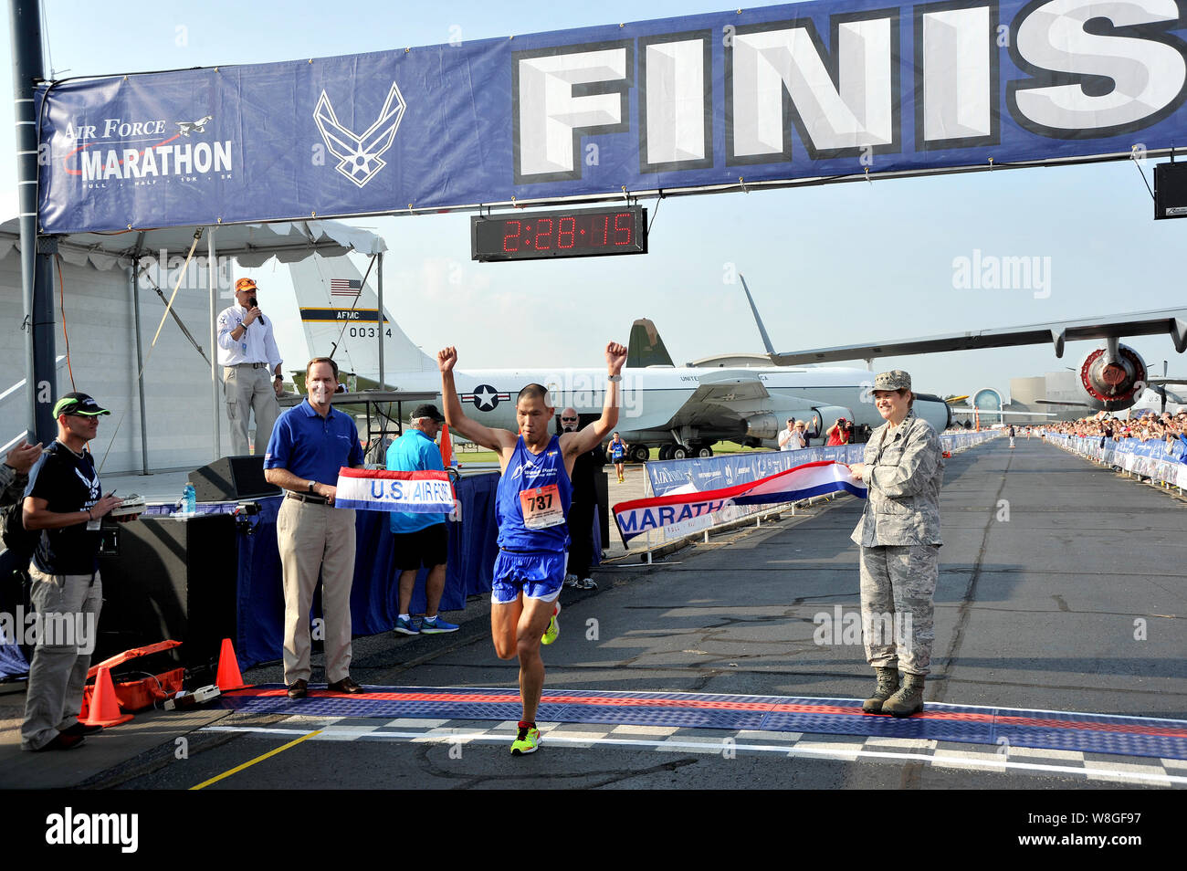 Man überquert die Ziellinie als 2014 volle Marathon Meister US Air Force's Marathon Männer an der Wright-Patterson Air Force Base, Ohio, Sept. 20. Stockfoto