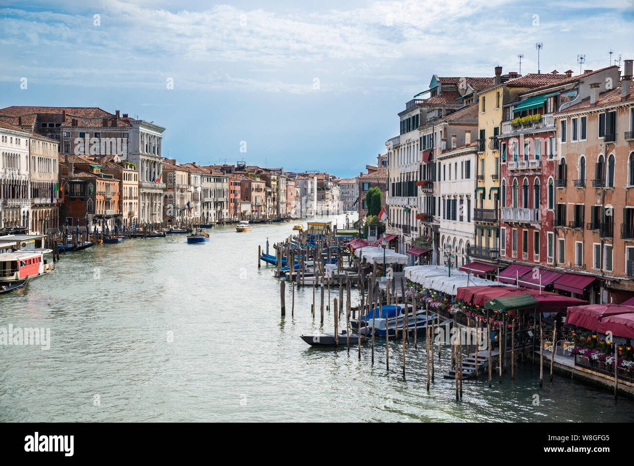 Hohe Betrachtungswinkel von farbenfrohen Villen und Haus entlang des Canal Grande in Venedig Stockfoto