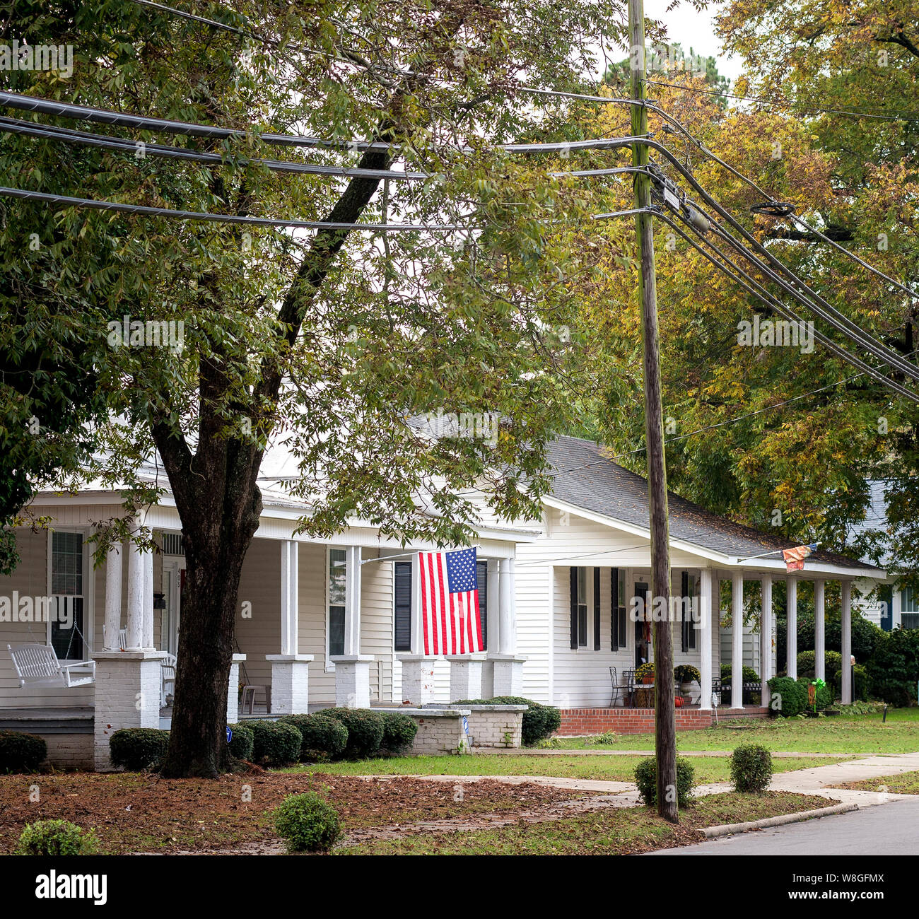 Wohnhaus mit amerikanischer Flagge gehisst in Mt. Olivenöl, NC, Nov. 10, 2015. Stockfoto