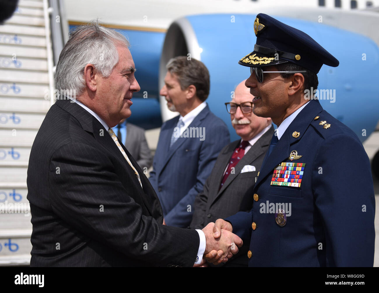Us-Staatssekretär Rex Tillerson wird durch die kolumbianische Luftwaffe Brigadegeneral Luis Carlos Córdoba, Kommandant der Catam Airbase bei Arri begrüßt Stockfoto