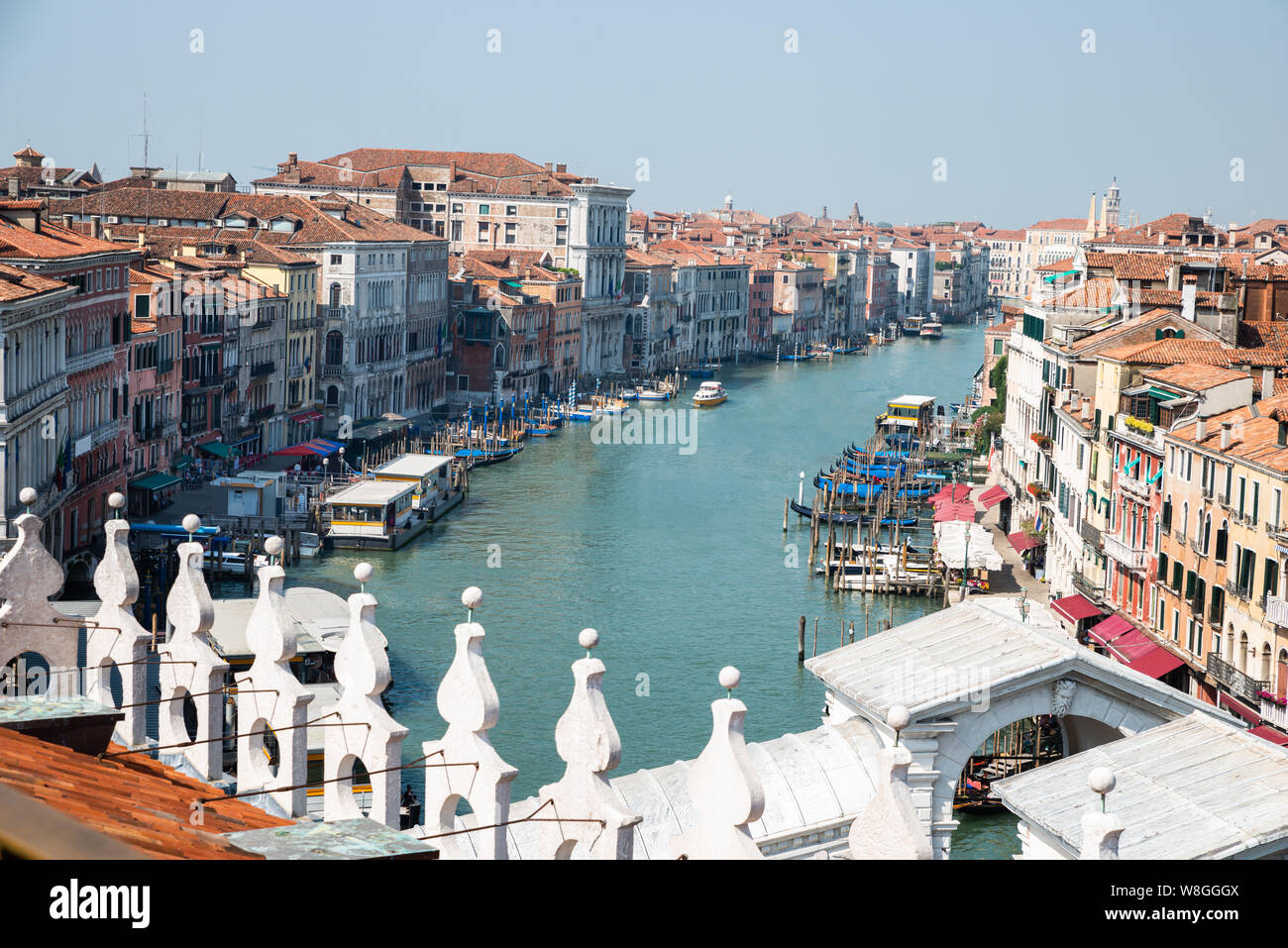 Hohe Betrachtungswinkel von farbenfrohen Villen und Haus entlang des Canal Grande in Venedig Stockfoto