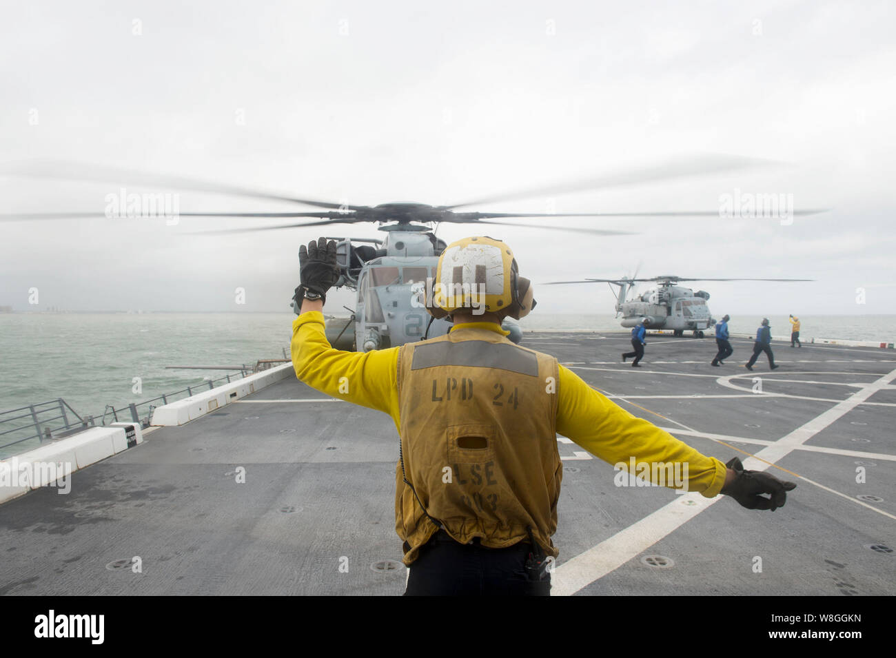 (Okt. 2010) 5, 2016) Segler Durchführung Flugbetrieb auf dem Flugdeck des amphibious Transport dock Schiff USS Mesa Verde LPD (19). Mesa Verde ist unter Stockfoto