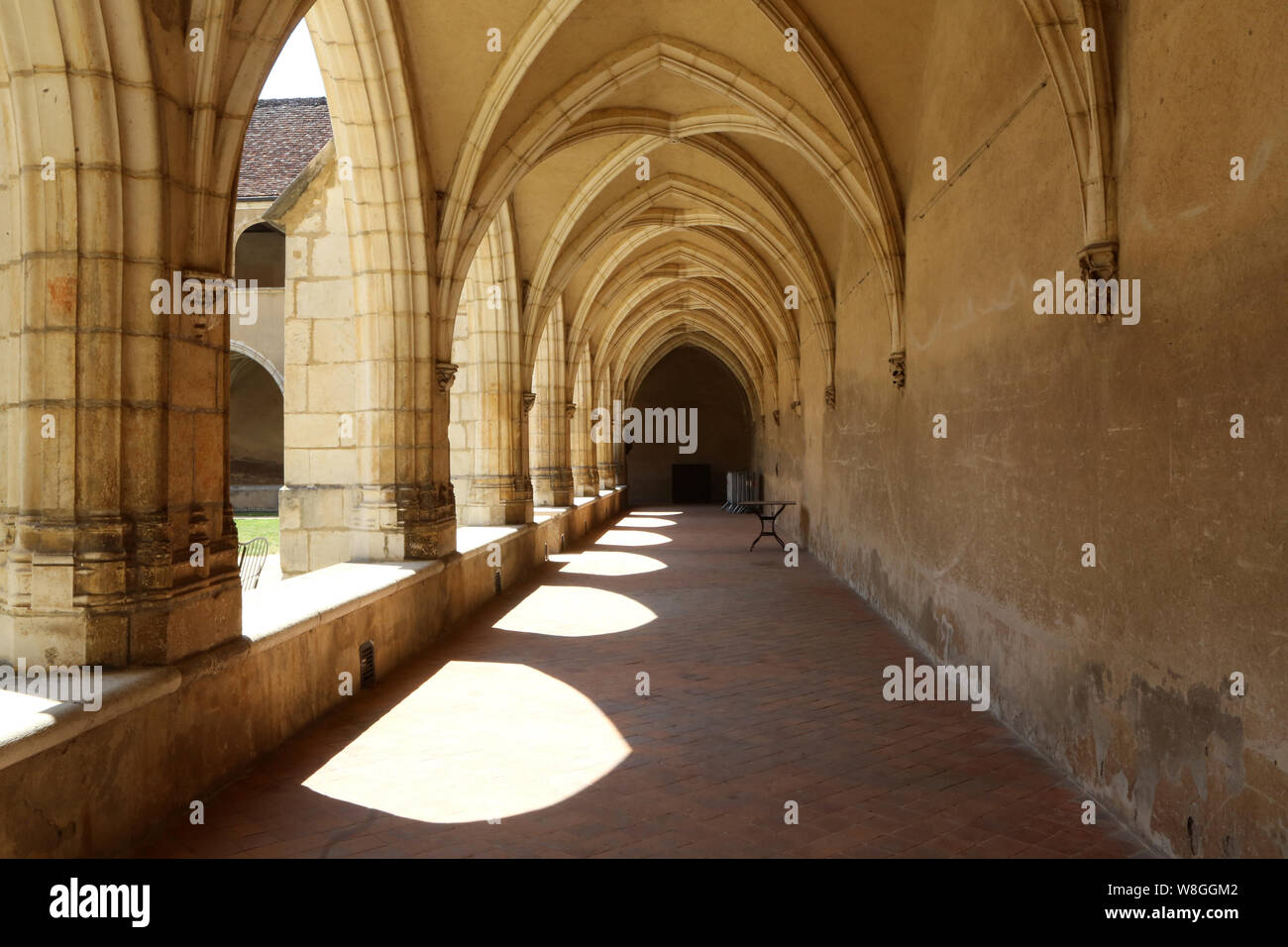 Premier cloître, dit Les Hôtes. Monastère royal de Brou. Bourg-en-Bresse. / Erste Kreuzgang, sagt Gastgeber. Das königliche Kloster von Brou. Bourg-en-Bresse. Stockfoto