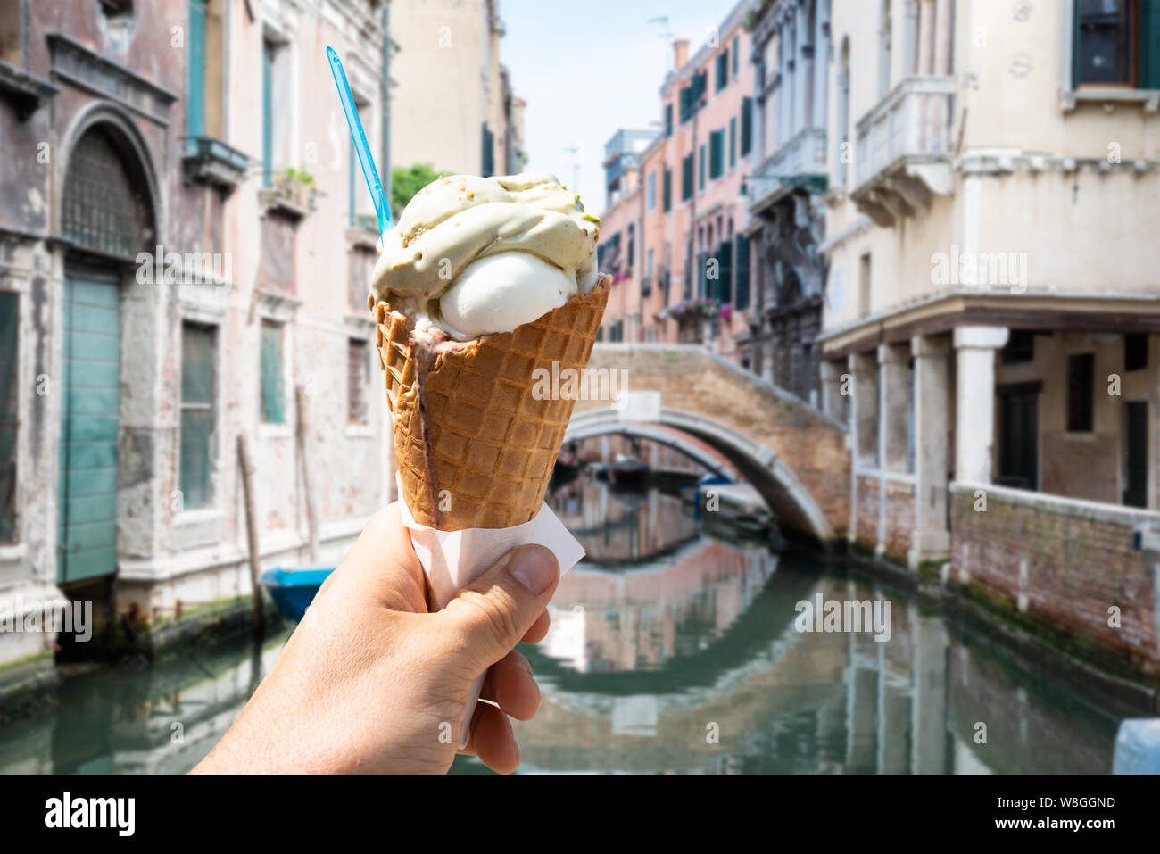Nahaufnahme einer Hand, die Eiscreme Kegel auf Venedig Straße Stockfoto