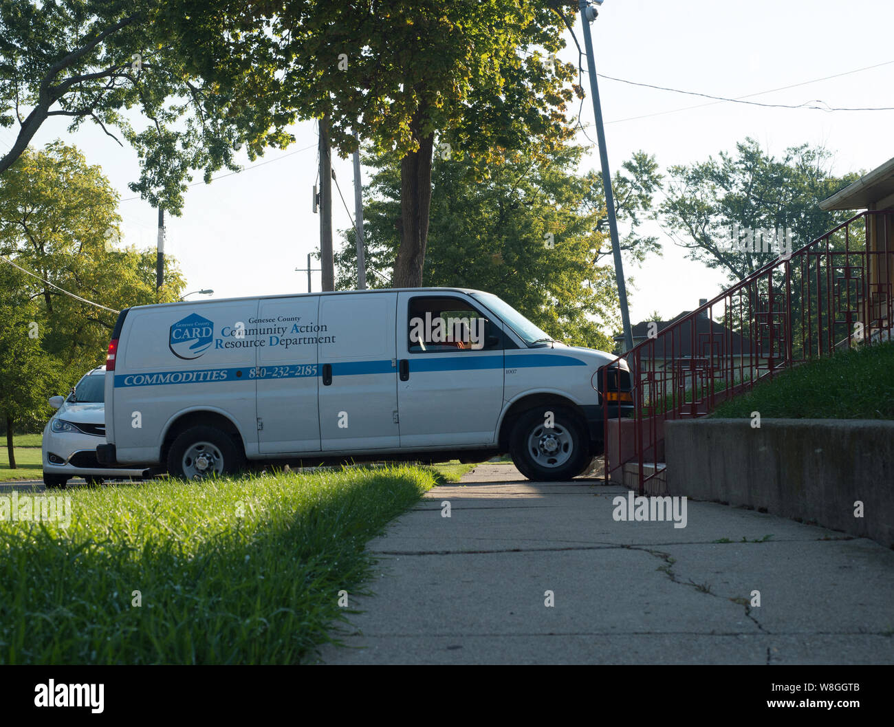 Genesee County Community Aktion Ressource Abteilung beruht auf einem van mehr als hundert home Lieferungen von USDA Food in Flint Michigan O zu erreichen Stockfoto