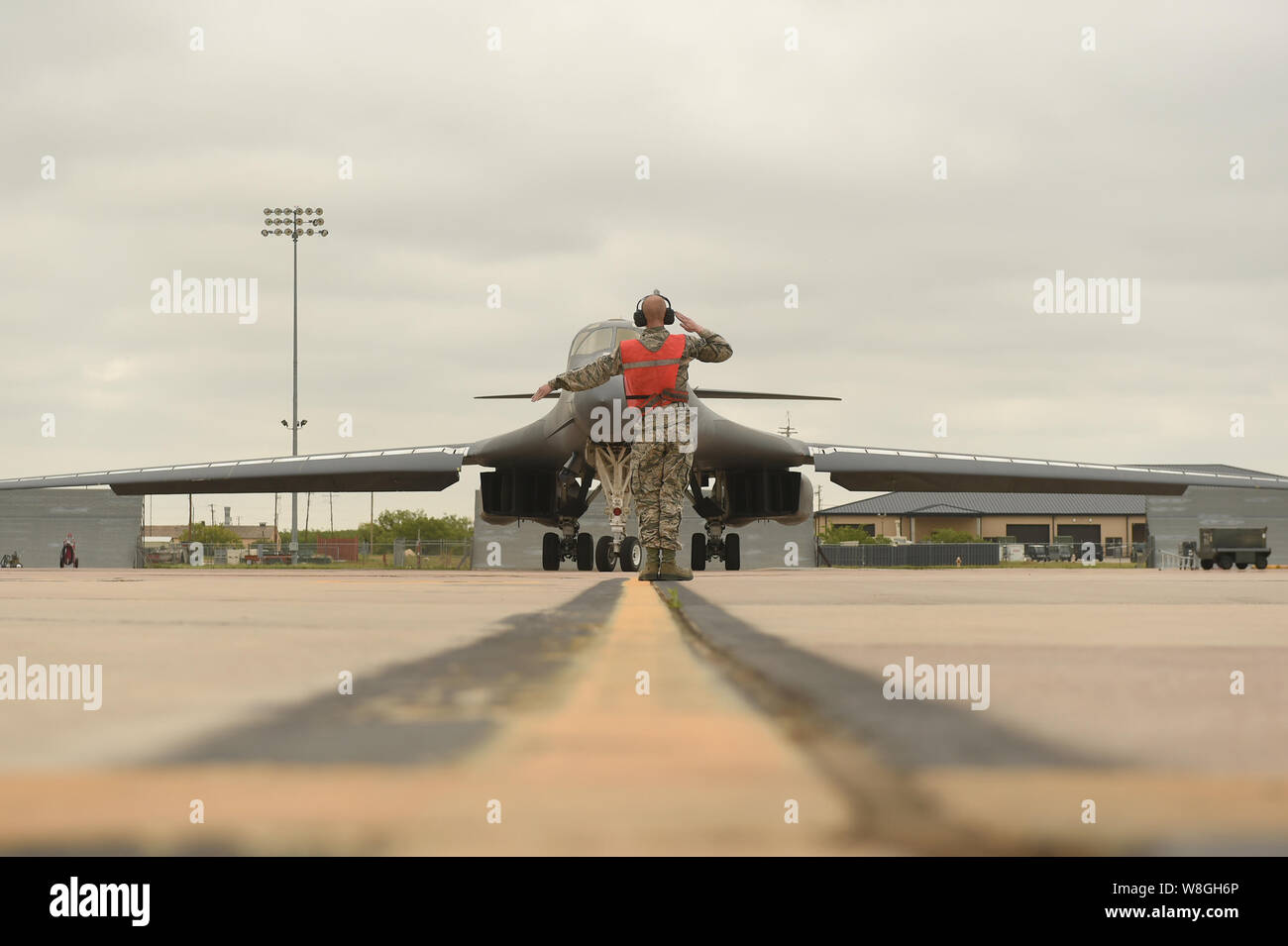 Einen Flieger 1. Klasse, die 7 Aircraft Maintenance Squadron Crew Chief, der streckenposten Generalmajor Thomas Bussiere, der 8 Air Force Commander, in Richtung der runwa Stockfoto