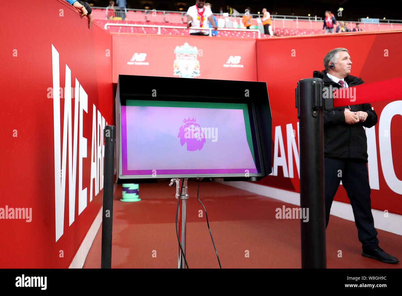 Ein Blick auf das Video Schiedsrichterassistent (VAR) Pitch Seite Monitor in der Nähe der Spieler Tunnel, bevor die Premier League Match in Liverpool, Liverpool. Stockfoto