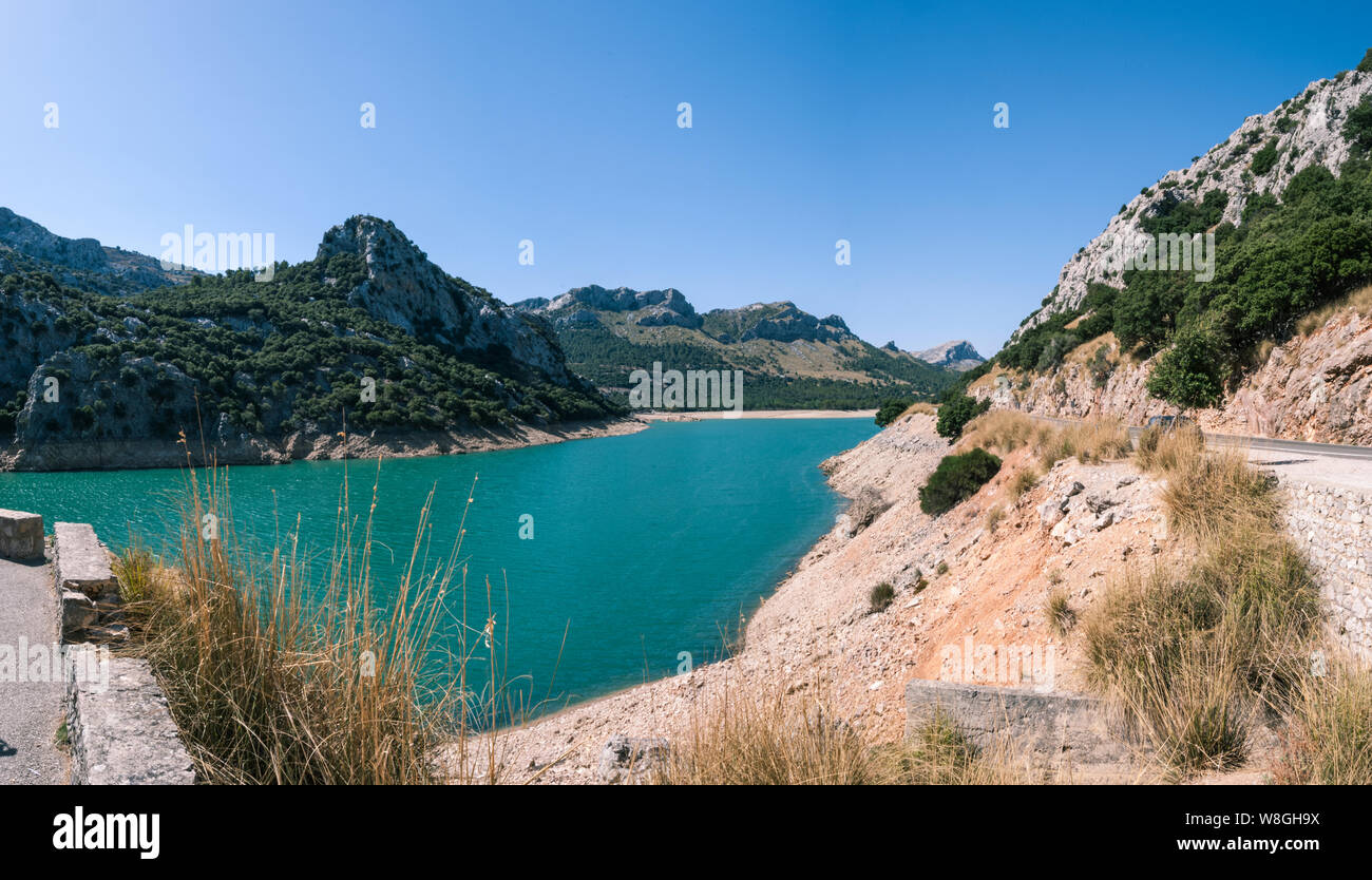 Panoramablick auf GROUGHT IN GORG BLAU RESERVOIR IN MALLORCA, SPANIEN. Stockfoto