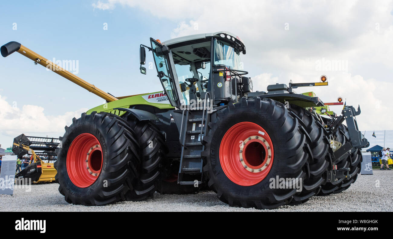 CLAAS XERION 4500 Traktor auf dem Bauernhof Fortschritte zeigen, in Decatur, IL, am 29.August 2017 Stockfoto