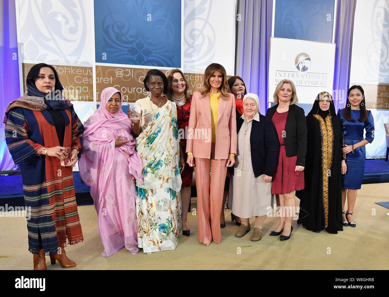 First Lady der Vereinigten Staaten Melania Trump posiert für ein Foto mit internationalen Frauen der 2018 Staatssekretär des Mut (IWOC) Preisträger duri Stockfoto