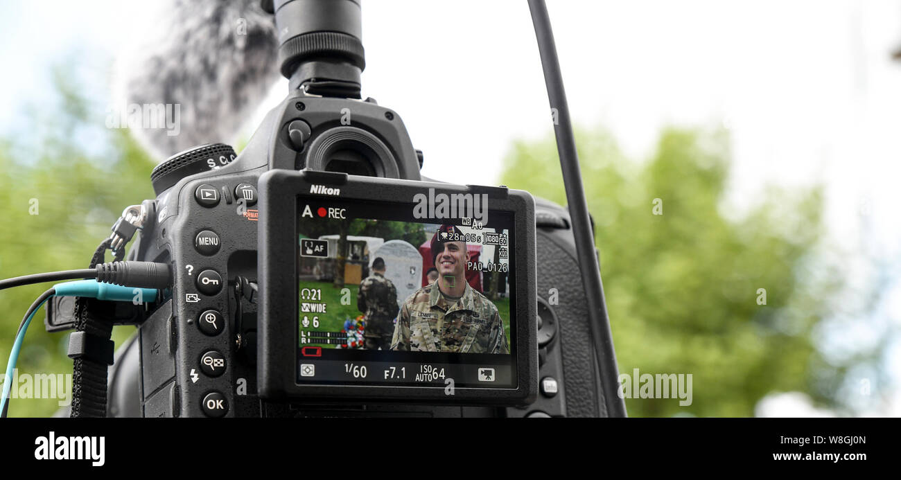 Anzeige eines Nikon Kamera mit einer schwachen Batterie wird verwendet, um ein lächelnder Soldat in Uniform aufzeichnen Stockfoto