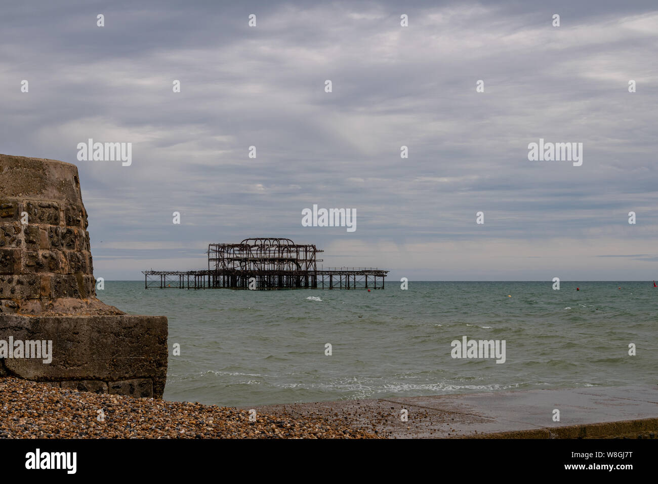 Ein Blick auf die zerstörte West Pier von Brighton Beach an einem grauen Sommer, Sussex, England Stockfoto