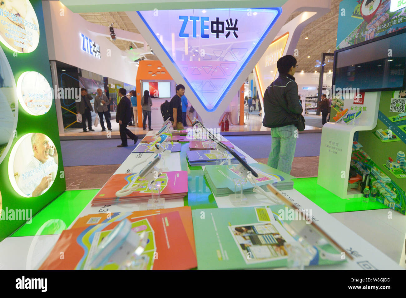 ---- Leute besuchen Sie den Stand von ZTE während des PT/EXPO COMM China 2014 in Peking, China, 26. September 2014. China Telecom hardware Firma ZT Stockfoto