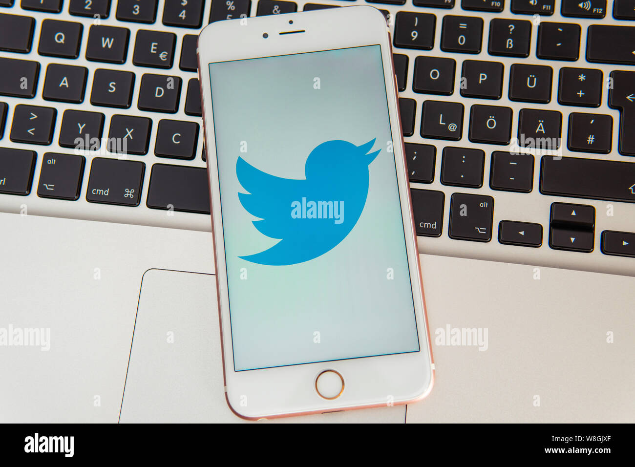 Weisses Iphone Mit Logo Der Social Media Twitter Auf Dem Bildschirm Social Media Symbol Laptop Tastatur Hintergrund Kann Als Marketing Konzept Verwendet Werden Stockfotografie Alamy
