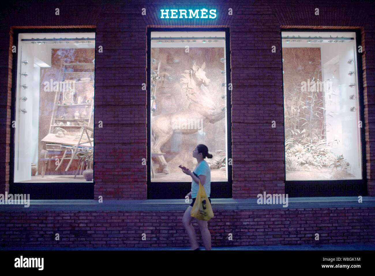 ---- Einen Fußgänger an der Maison Hermes in Shanghai, China, 21. September 2014. Hermes International SA, die Französischen luxus Firma, sagte, auf Stockfoto