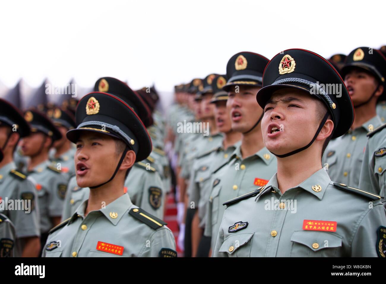------ Chinesischer Studenten von einer militärischen Engineering College der PLA (Volksbefreiungsarmee) Chor singen ein Lied, während einer Schulung für die Stockfoto