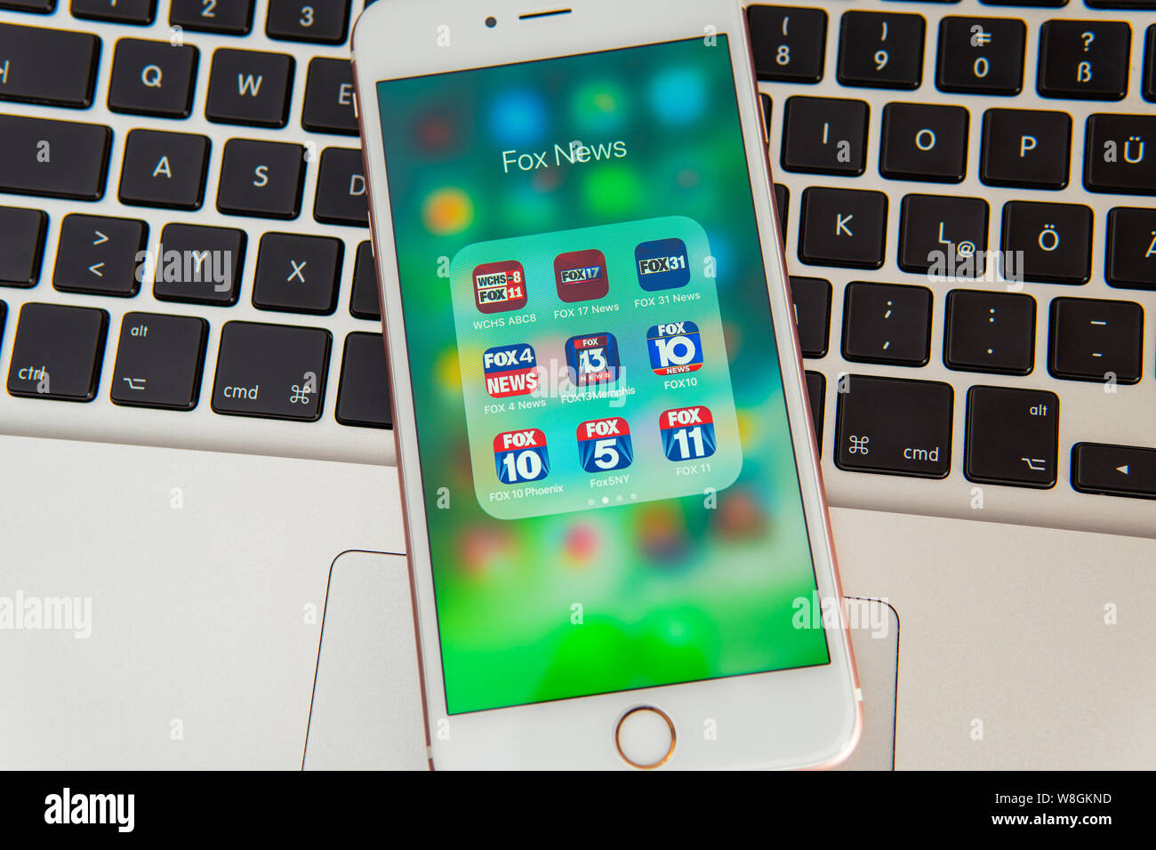 Weiß Apple iPhone mit Symbolen der verschiedenen Fox News Media Anwendungen auf dem Bildschirm. News Medien Symbole für Illustration oder Marketing und Business Stockfoto