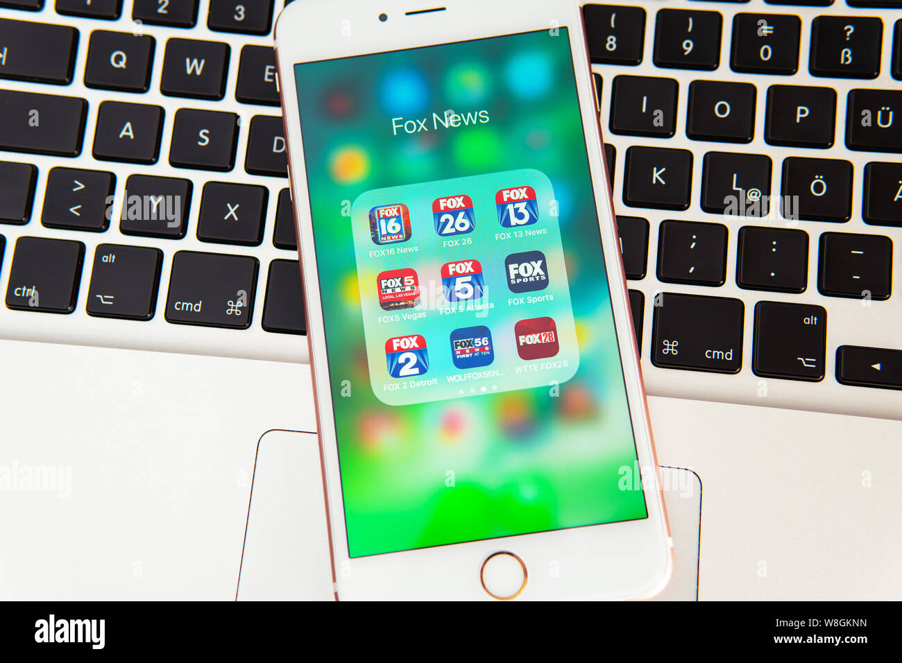 Weiß Apple iPhone mit Symbolen der verschiedenen Fox News Media Anwendungen auf dem Bildschirm. News Medien Symbole für Illustration oder Marketing und Business Stockfoto