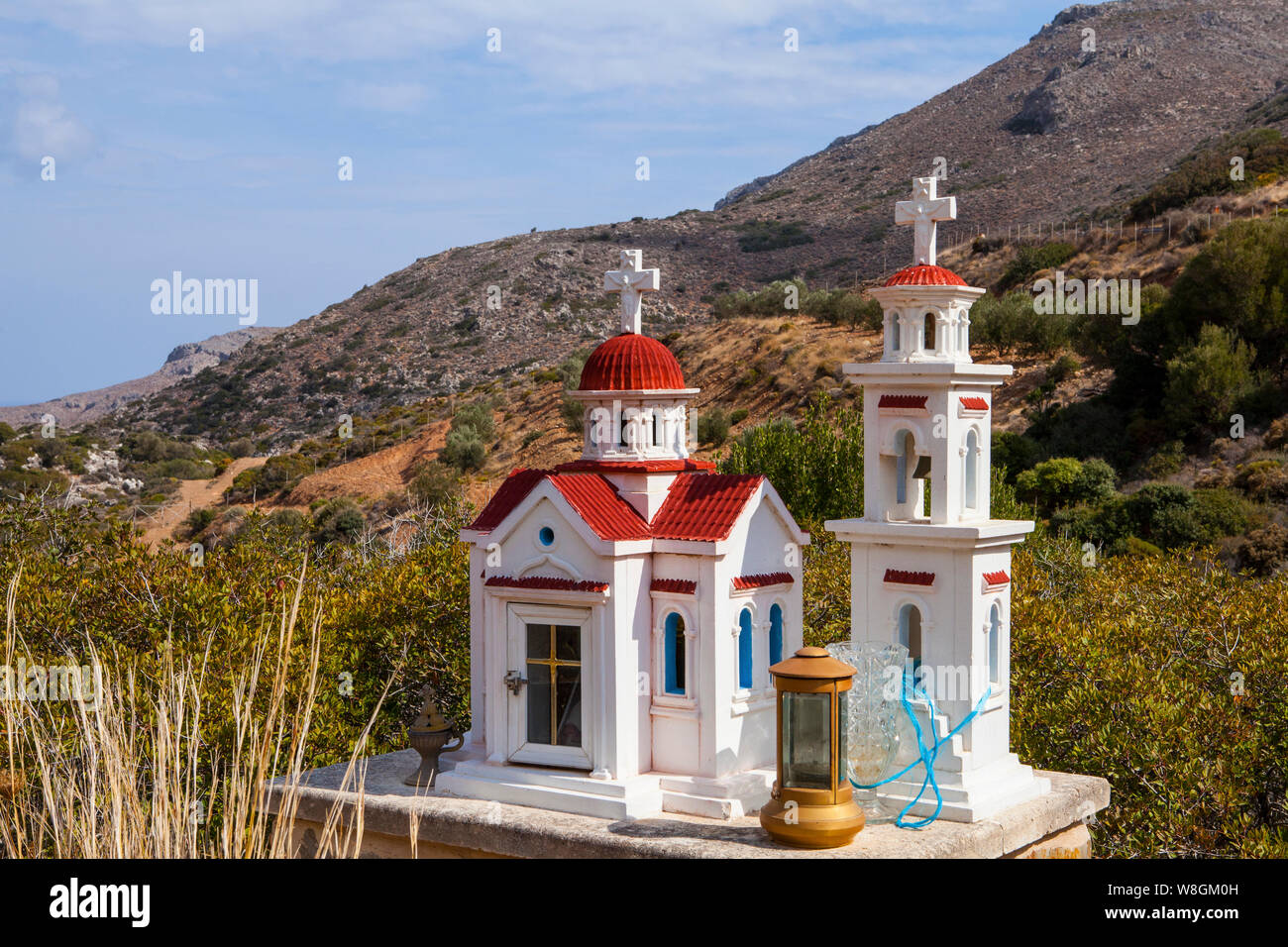 Typische griechische Miniatur Schrein am Straßenrand. Kleine Griechisch-orthodoxe Kapelle in Ost Kreta Stockfoto
