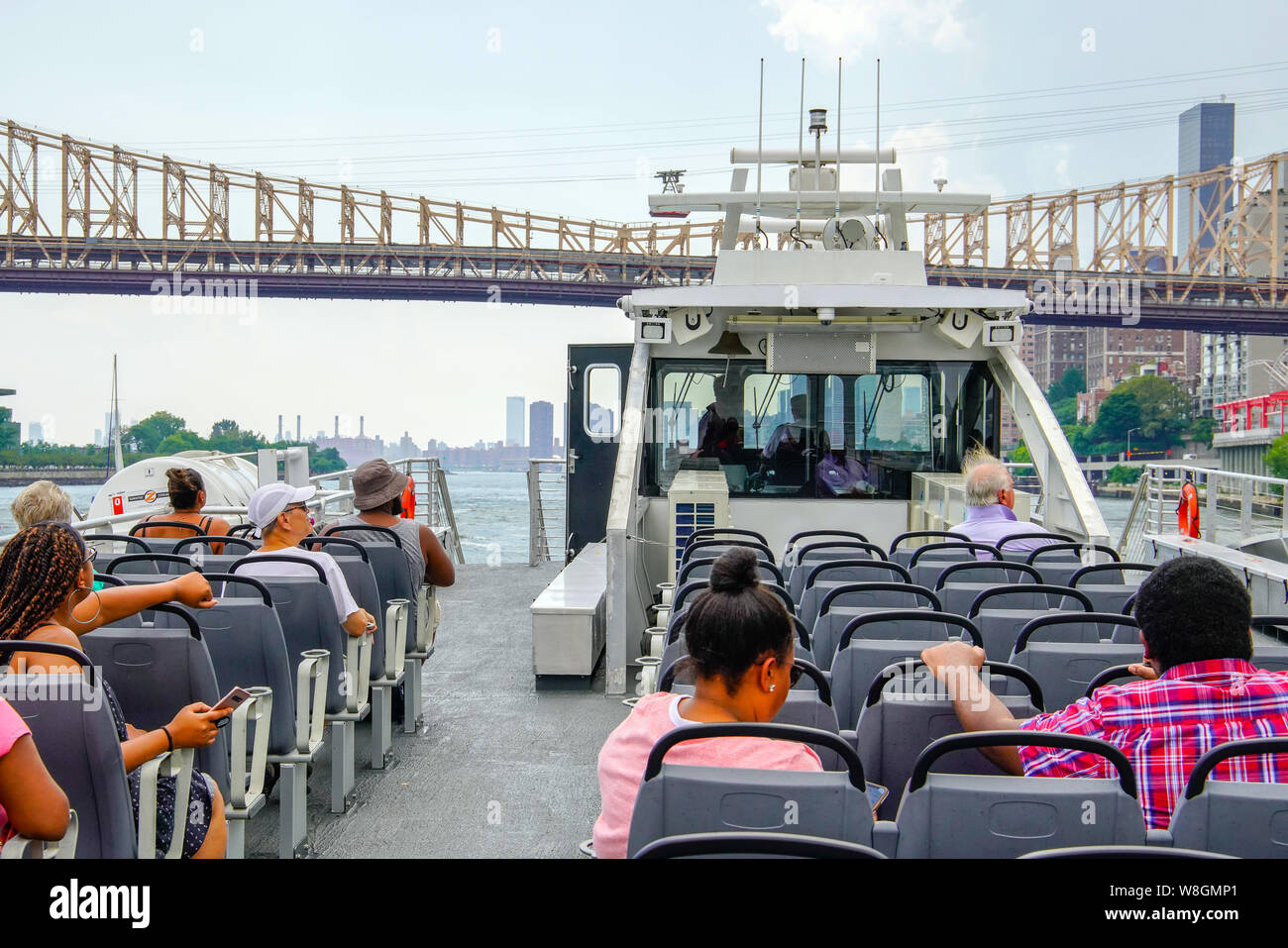 NYC East River Ferry am East River und die Skyline von New York bei Sonnenuntergang. New York City, USA. Stockfoto