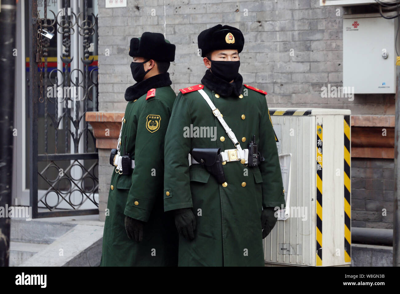 Die chinesischen paramilitärischen Polizisten tragen Gesichtsmasken stand Guard in der Nähe des Platz des Himmlischen Friedens im heavy Smog in Peking, China, 19. Dezember 2015. Dicke smo Stockfoto