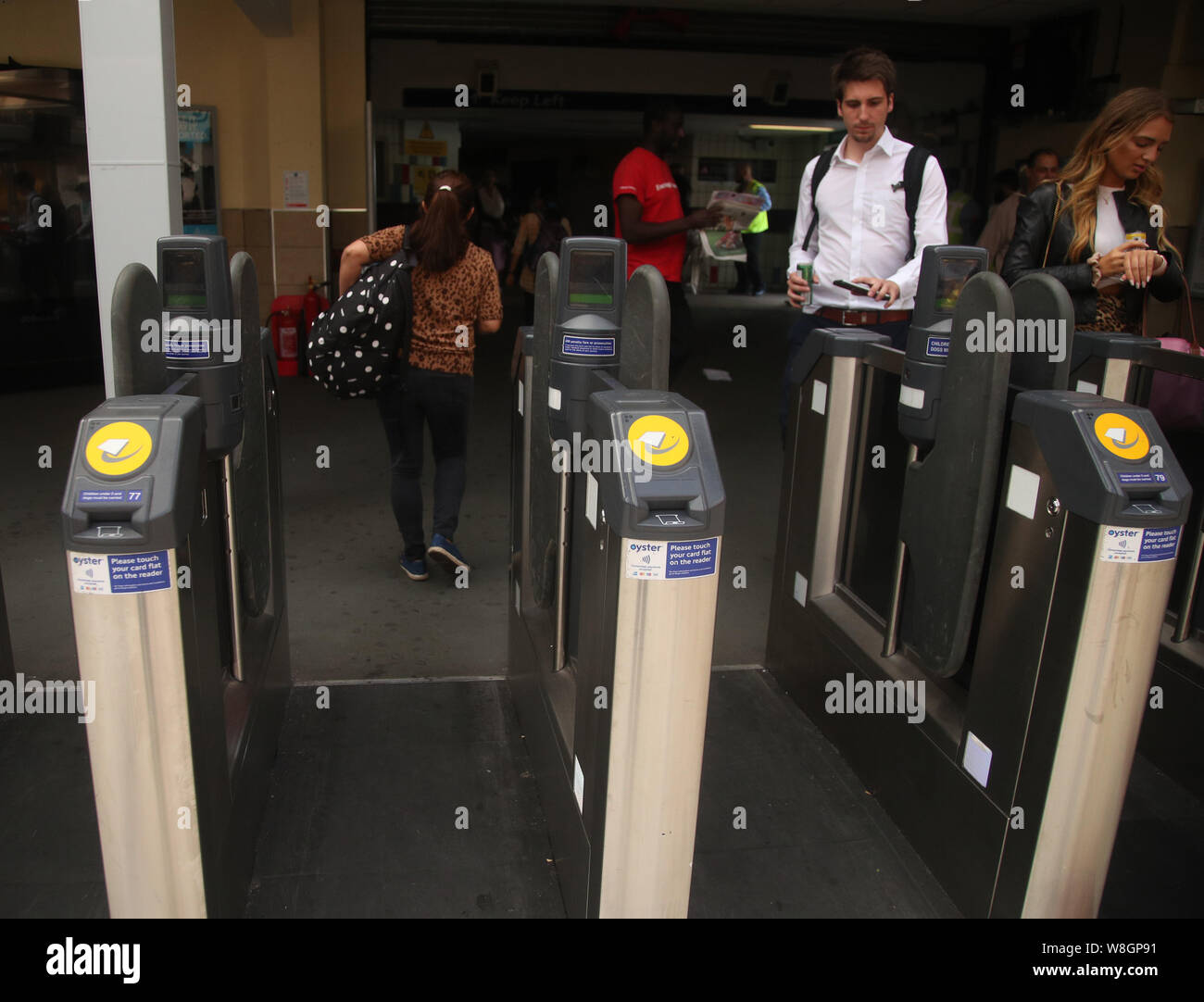 Menschen zu Fuß durch Clapham Junction Station in London bei Stromausfall, Die "apokalyptische "Rush-hour Szenen in England und Wales, mit Ampel und Züge zum Stillstand verursacht hat. Stockfoto