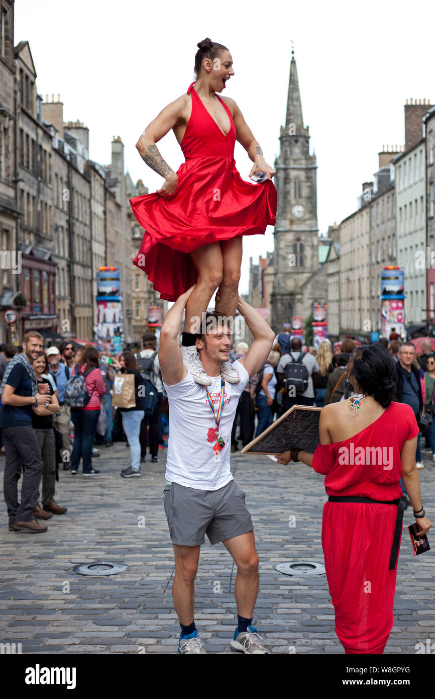 Edinburgh, Schottland, Großbritannien. 9. August 2019. Nicole Burgio, Ben Grinberg, Almanach Tanz Zirkus Theater verbindet Theater, live Musik, Zirkus, Antenne Leistung und Publikum Interaktion in xoxo moongirl; die atemberaubende Geschichte einer Frau die Verarbeitung einer Familie Leben durchsetzt mit häuslicher Gewalt. Der Almanach erste Ensemble entwickelt, volle Länge Solo Show bietet Nicole Burgio und preisgekrönte Komponist Melanie Hsu in einem semi-autobiographisch, Flucht die Anziehungskraft des Traumas, das Navigieren durch komplizierte Beziehungen. Credit: Bogen Weiß/Alamy leben Nachrichten Stockfoto