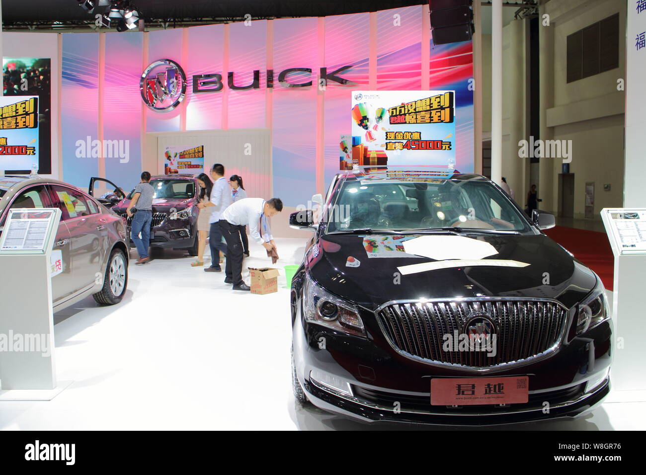 --FILE - ein Buick Lacrosse von Shanghai GM, ein Joint Venture zwischen der SAIC Motor und General Motors, wird auf dem Display während ein Automobil Ausstellung in Fuzho Stockfoto