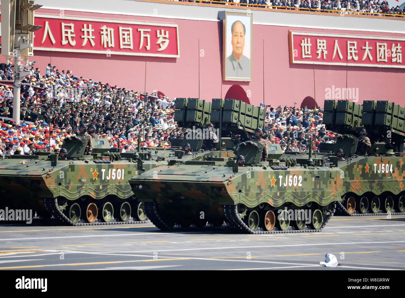 Anti-tank missile Fahrzeuge März letzten Platz des Himmlischen Podium während der Militärparade zum 70. Jahrestag des Sieges in der Chine zu gedenken. Stockfoto