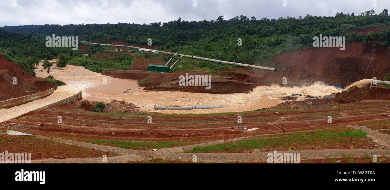 (190809) - Hanoi, August 9, 2019 (Xinhua) - ein Reservoir Einleitungen Wasser seine Sicherheit in der Provinz Dak Nong zu gewährleisten, Vietnam, am Aug 9, 2019. Ab Freitag Nachmittag, Überschwemmungen und Erdrutsche in dem zentralvietnamesischen Hochland Region acht Menschen getötet hatte, erklärte, dass das Land Zentralausschuss zur Vorbeugung von Naturkatastrophen und Kontrolle. (VNA über Xinhua) Stockfoto