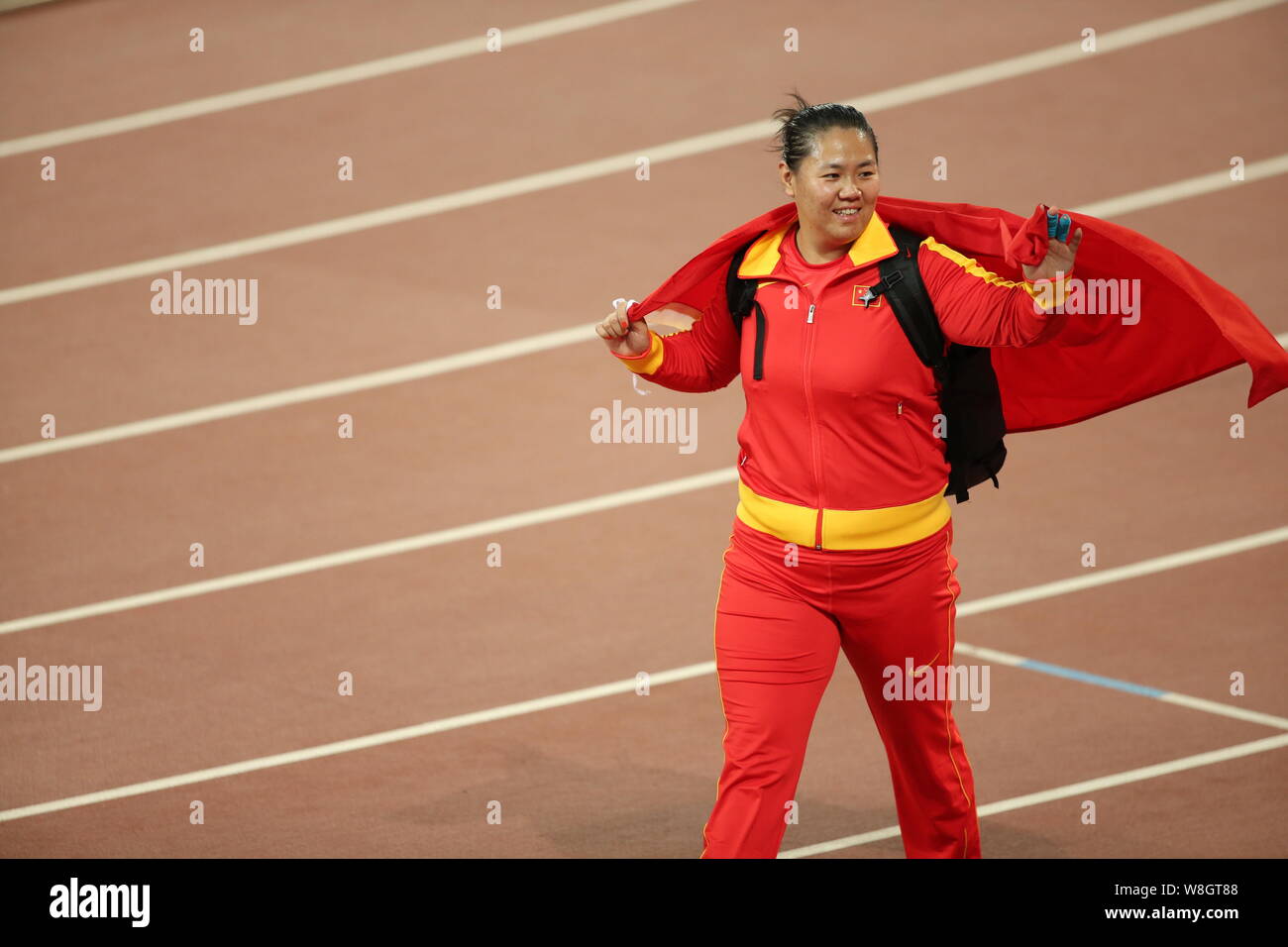 Chinas Zhang Wenxiu feiert nach dem Gewinn der Silbermedaille der Women's Hammer Throw während der Beijing IAAF World Championships 2015 Nat Stockfoto