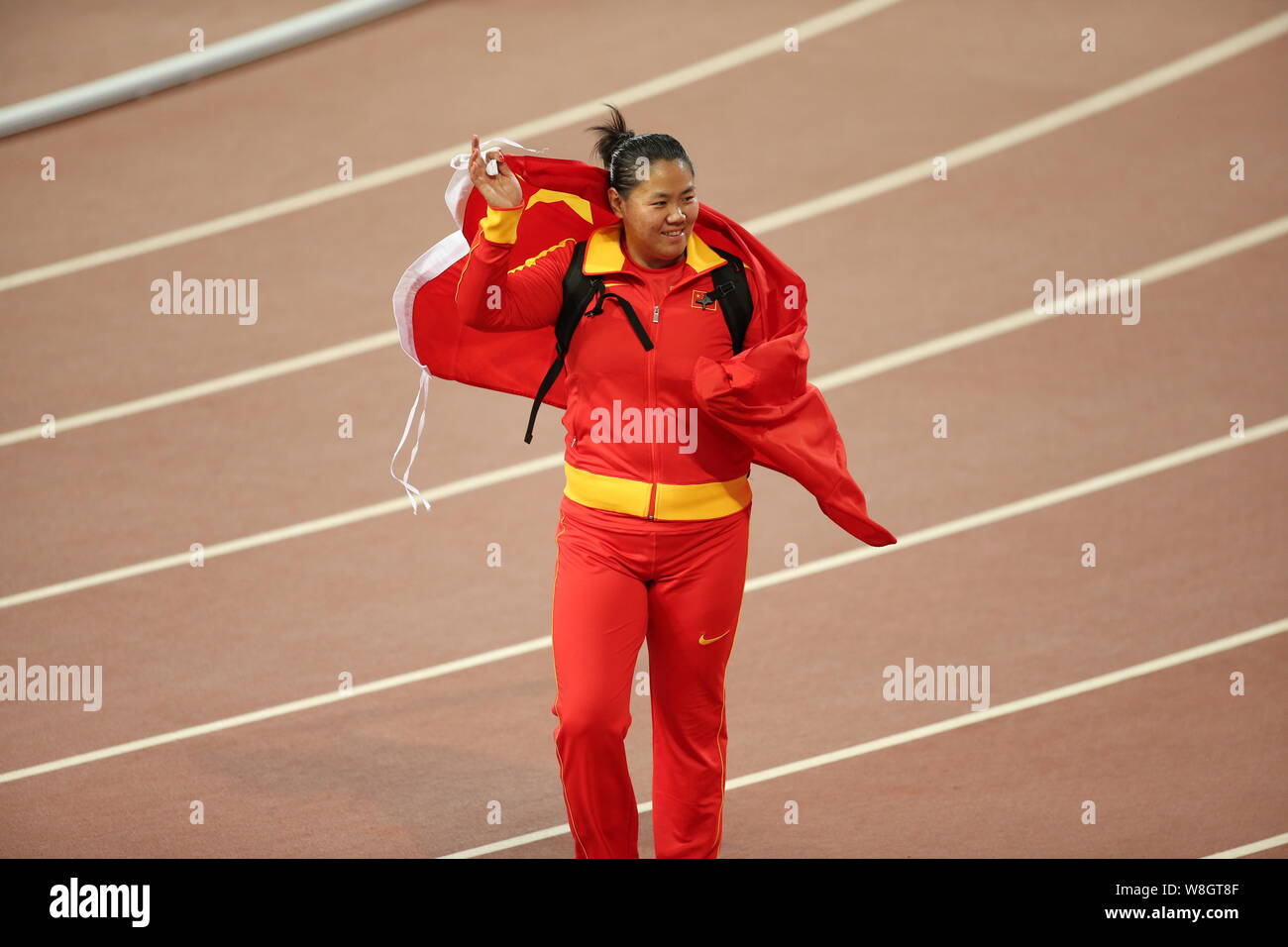 Chinas Zhang Wenxiu feiert nach dem Gewinn der Silbermedaille der Women's Hammer Throw während der Beijing IAAF World Championships 2015 Nat Stockfoto